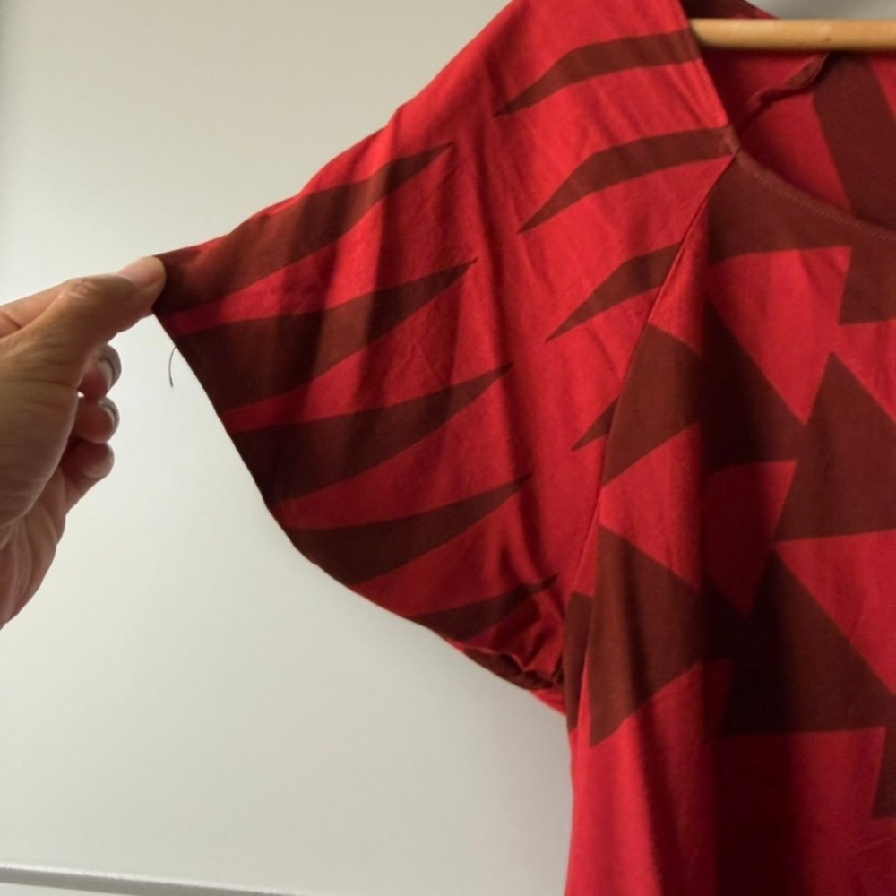 Hawaiian Tunic Top Women M Red Geometric Short Sleeve Scoop Neck Top Bird Tribal - Picture 4 of 10